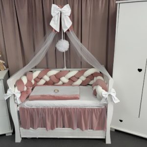 Lenjerie de pătuț 11 piese din catifea roz – model împletit premium PeppiBambini, personalizabilă cu numele bebelușului