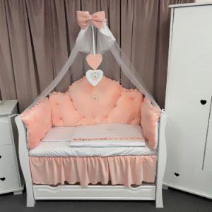 Set complet 11 piese pentru pătuț – model Regal din catifea somon, personalizabil cu nume – Peppi Bambini Premium Edition