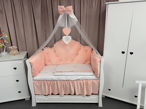 Set complet 11 piese pentru pătuț – model Regal din catifea somon, personalizabil cu nume – Peppi Bambini Premium Edition