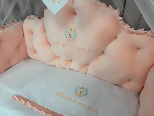 Set complet 11 piese pentru pătuț – model Regal din catifea somon, personalizabil cu nume – Peppi Bambini Premium Edition - Image 8