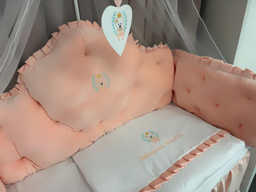 Set complet 11 piese pentru pătuț – model Regal din catifea somon, personalizabil cu nume – Peppi Bambini Premium Edition - Image 7