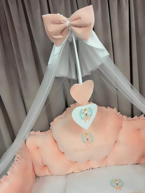 Set complet 11 piese pentru pătuț – model Regal din catifea somon, personalizabil cu nume – Peppi Bambini Premium Edition - Image 4
