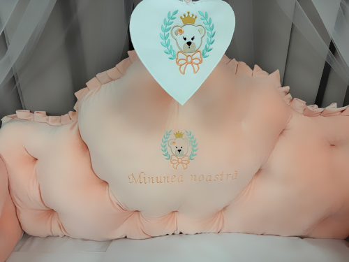 Set complet 11 piese pentru pătuț – model Regal din catifea somon, personalizabil cu nume – Peppi Bambini Premium Edition - Image 2