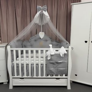 Set complet 11 piese pentru pătuț – model Regal Grey din catifea gri, personalizabil – Peppi Bambini Premium