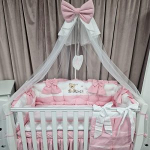 Set complet lenjerie pătuț 11 piese Royal White Pink din catifea moale – Personalizabil, design elegant pentru camera bebelușului PeppiBambini