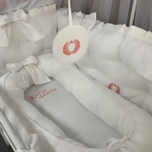 Baby Nest Brodat PeppiBambini – Cuib moale pentru bebeluși din bumbac natural, pentru somn sigur și confortabil