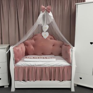 Lenjerie de pătuț 11 piese model Regal din catifea roz – set premium personalizabil PeppiBambini