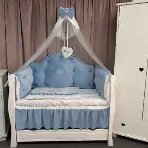 Set complet 11 piese pentru pătuț – model Regal Blue din catifea albastră, personalizabil – Peppi Bambini Lux Edition