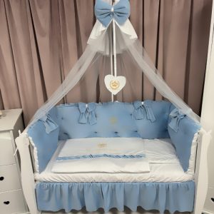 Set complet 11 piese pentru pătuț – model Royal Catifea Blue din catifea moale albastră, personalizabil cu nume – Lenjerie premium Peppi Bambini