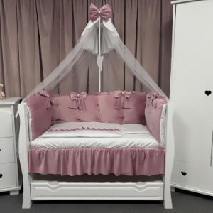 Lenjerie pătuț 11 piese Royal Catifea Pink – Set complet personalizabil din catifea moale și bumbac premium PeppiBambini