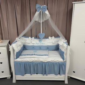 Set complet 11 piese pentru pătuț– model Royal White Blue din catifea alb-albastră, personalizabil – Peppi Bambini Premium Edition