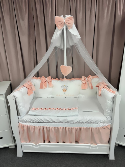 Set complet 11 piese pentru pătuț – model Royal White Somon din catifea alb-somon, personalizabil cu nume – Peppi Bambini Premium - Image 8