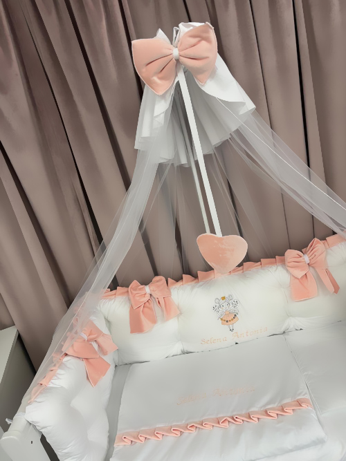 Set complet 11 piese pentru pătuț – model Royal White Somon din catifea alb-somon, personalizabil cu nume – Peppi Bambini Premium - Image 7