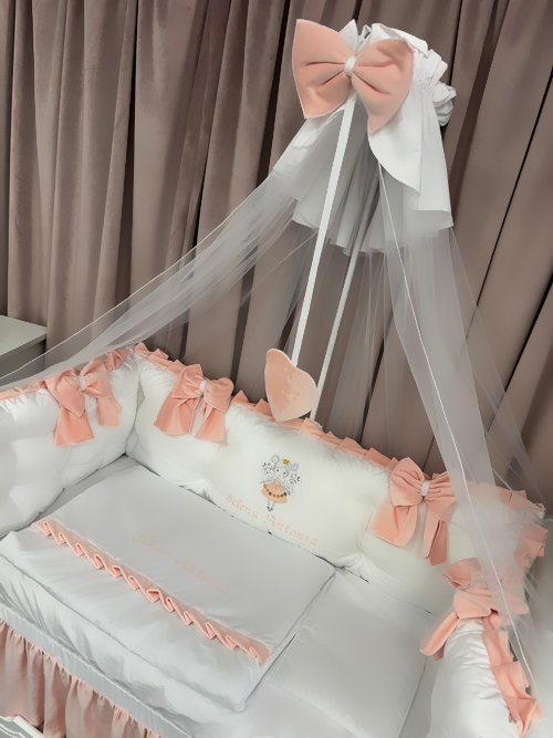 Set complet 11 piese pentru pătuț – model Royal White Somon din catifea alb-somon, personalizabil cu nume – Peppi Bambini Premium - Image 6