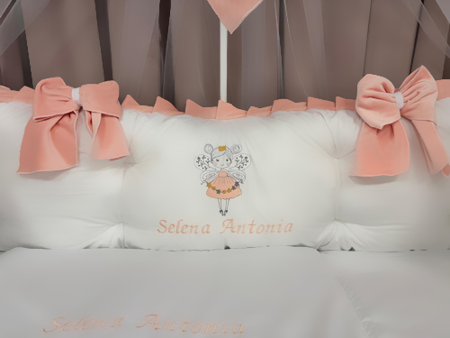 Set complet 11 piese pentru pătuț – model Royal White Somon din catifea alb-somon, personalizabil cu nume – Peppi Bambini Premium - Image 5