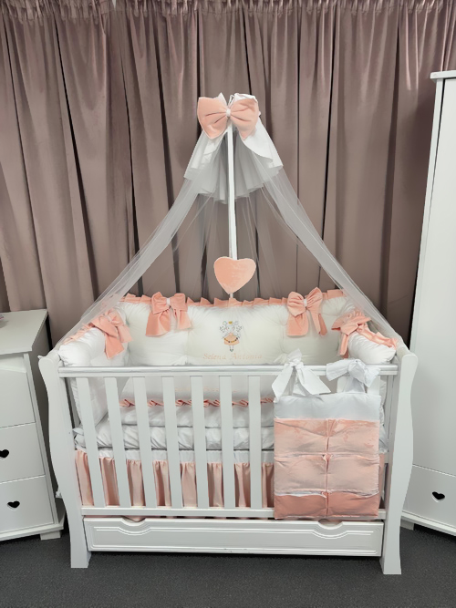 Set complet 11 piese pentru pătuț – model Royal White Somon din catifea alb-somon, personalizabil cu nume – Peppi Bambini Premium - Image 3