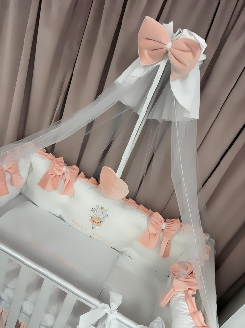 Set complet 11 piese pentru pătuț – model Royal White Somon din catifea alb-somon, personalizabil cu nume – Peppi Bambini Premium - Image 2