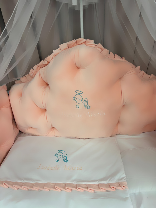 Set complet 11 piese pentru pătuț – model Regal din catifea somon, personalizabil cu nume – Peppi Bambini Deluxe Collection - Image 3