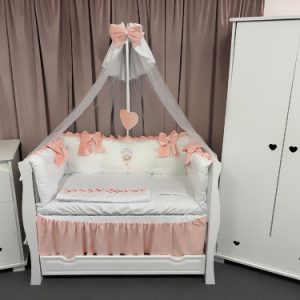 Set complet 11 piese pentru pătuț – model Royal White Somon din catifea alb-somon, personalizabil cu nume – Peppi Bambini Premium
