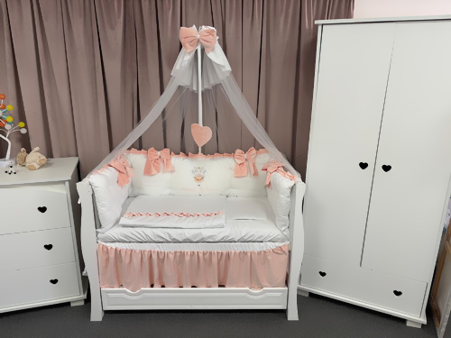 Set complet 11 piese pentru pătuț – model Royal White Somon din catifea alb-somon, personalizabil cu nume – Peppi Bambini Premium