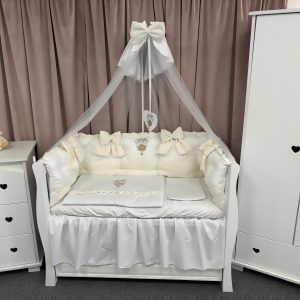 Set complet 11 piese pentru pătuț – model Royal White din catifea albă, personalizabil cu nume – Peppi Bambini Premium Collection
