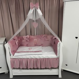 Lenjerie pătuț 11 piese Royal Catifea Pink – Set complet personalizabil din catifea moale și bumbac premium PeppiBambini