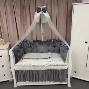 Set complet 11 piese pentru pătuț – model Royal din catifea gri, personalizabil cu nume – Peppi Bambini Premium Edition