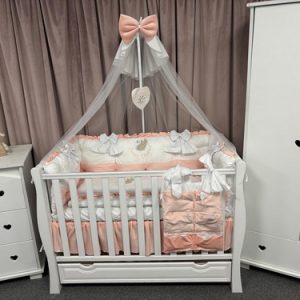 Lenjerie pătuț 11 piese Royal Catifea White Somon – Set complet personalizabil din catifea moale și bumbac natural PeppiBambini