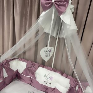 Set complet 11 piese pentru pătuț – model Royal White Pink din catifea alb-roz, personalizabil cu nume – Peppi Bambini Premium Collection