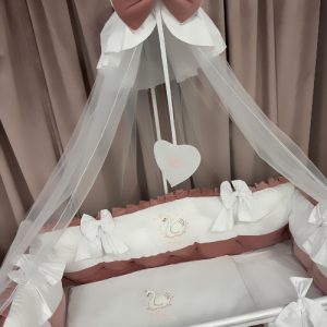 Set complet 11 piese pentru pătuț – model Royal White Pink din catifea fină alb-roz, personalizabil cu nume – Peppi Bambini Premium Collection