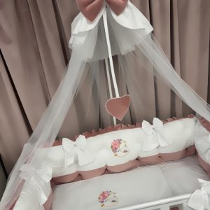 Set complet 11 piese pentru pătuț – model Royal  White Pink din catifea alb-roz, personalizabil cu nume – Lenjerie premium Peppi Bambini