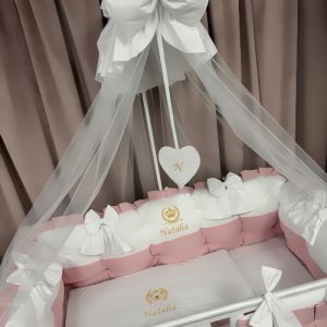 Set complet 11 piese pentru pătuț  – model Royal Catifea White Pink din catifea alb-roz, personalizabil cu nume – Lenjerie premium Peppi Bambini