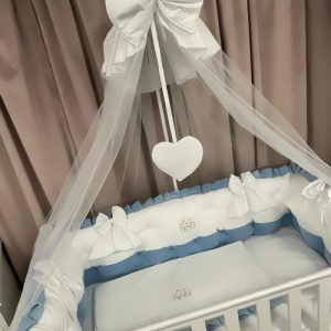 Set complet 11 piese pentru pătuț – model Royal White Blue din catifea alb-albastră, personalizabil cu nume – Peppi Bambini Premium Edition