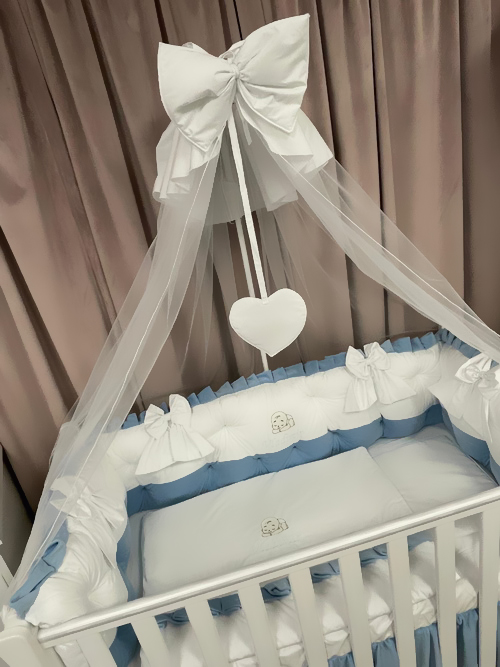 Set complet 11 piese pentru pătuț – model Royal White Blue din catifea alb-albastră, personalizabil cu nume – Peppi Bambini Premium Edition