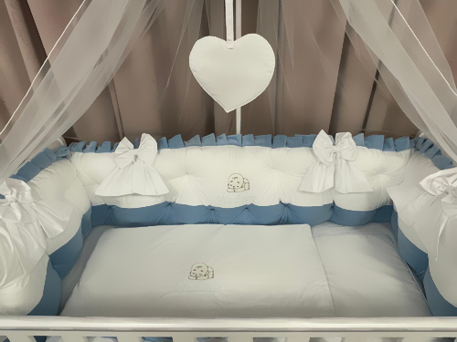 Set complet 11 piese pentru pătuț – model Royal White Blue din catifea alb-albastră, personalizabil cu nume – Peppi Bambini Premium Edition - Image 5