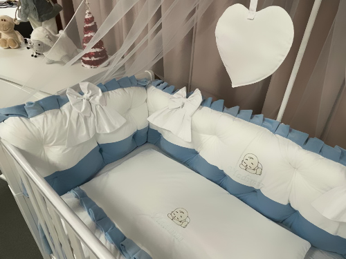 Set complet 11 piese pentru pătuț – model Royal White Blue din catifea alb-albastră, personalizabil cu nume – Peppi Bambini Premium Edition - Image 3