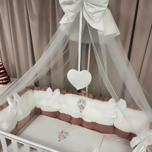 Set complet 11 piese pentru pătuț – model Royal Catifea White Pink din catifea alb-roz, personalizabil cu nume – Lenjerie premium Peppi Bambini