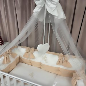 Set complet 11 piese pentru pătuț – model Royal White Beige din catifea moale alb-bej, personalizabil cu nume – Lenjerie premium Peppi Bambini