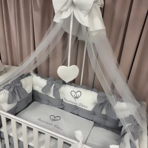 Set complet 11 piese pentru pătuț – model Royal White Grey din bumbac 100% moale, personalizabil cu nume – Lenjerie premium Peppi Bambini