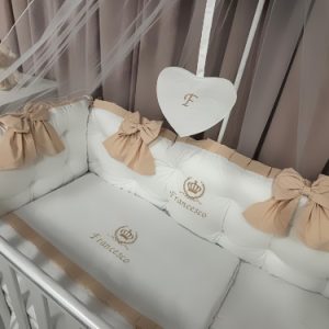 Set complet 11 piese pentru pătuț – model Royal Catifea White Beige din catifea moale alb-bej, personalizabil cu nume – Lenjerie premium Peppi Bambini