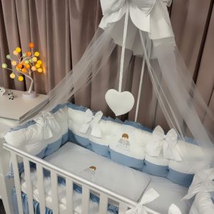 Set complet 11 piese pentru pătuț – model Royal White Blue din catifea alb-albastră, personalizabil cu nume – Peppi Bambini Premium Edition