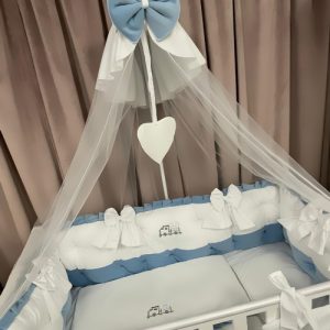 Set complet 11 piese pentru pătuț – model Royal Catifea White Blue din catifea moale alb-albastră, personalizabil cu nume – Lenjerie premium Peppi Bambini