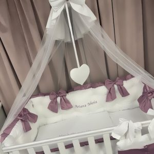 Set complet 11 piese pentru pătuț – model Royal Catifea White Purple din catifea moale alb-mov, personalizabil cu nume – Lenjerie premium Peppi Bambini