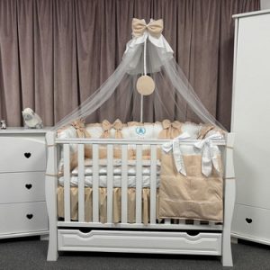 Set complet 11 piese pentru pătuț – model Royal White Beige din bumbac 100% moale, personalizabil cu nume – Lenjerie premium Peppi Bambini