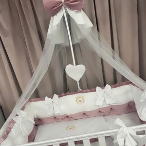 Set complet 11 piese pentru pătuț– model Royal White Pink din catifea fină alb-roz, personalizabil cu nume – Peppi Bambini Premium Collection