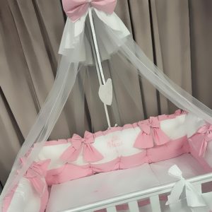 Set complet 11 piese pentru pătuț – model Royal White Pink din bumbac 100% moale, personalizabil cu nume – Lenjerie premium Peppi Bambini