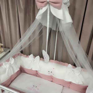 Set complet 11 piese – model Royal Catifea White Pink din catifea moale alb-roz, personalizabil cu nume – Lenjerie premium Peppi Bambini