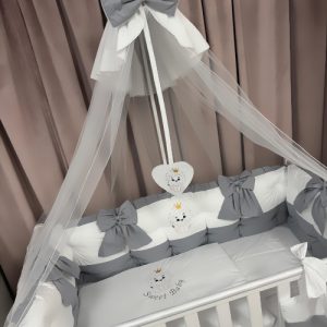 Set complet 11 piese – model Royal White Grey din bumbac 100% natural, personalizabil cu nume – Lenjerie premium Peppi Bambini