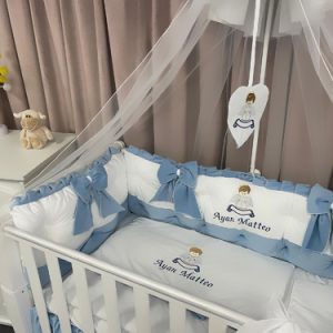 Set complet 11 piese  – model Royal Catifea Blue din catifea moale și bumbac natural, personalizabil cu nume – Lenjerie premium Peppi Bambini