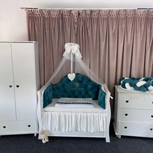 Lenjerie pătuț 11 piese Regal Verde Smarald – Set complet personalizabil din catifea premium și bumbac natural PeppiBambini